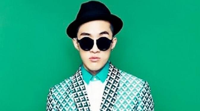 Zion.T punya alasan ia tak pernah melepaskan kacamatanya. (Foto: Kpop Music)