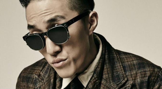 Zion.T punya alasan ia tak pernah melepaskan kacamatanya. (Foto: AllKpop)