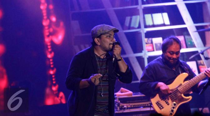 Tompi saat tampil di acara MocoSik di Yogyakarta, Senin (13/2/2016) malam. (Rizky Aditya Saputra/Liputan6.com)