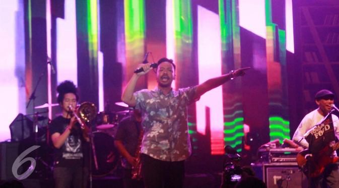 Shaggydog saat tampil di acara MocoSik di Yogyakarta, Senin (13/2/2016) malam. (Rizky Aditya Saputra/Liputan6.com)
