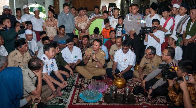 Gubernur DKI Jakarta Basuki Tjahaja Purnama atau Ahok berdialog dengan pengunjung Makam Keramat Mbah Priok (Gempur M Surya)
