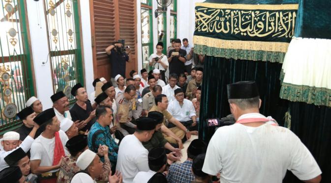 Gubernur DKI Jakarta Basuki Tjahaja Purnama atau Ahok berdialog dengan pengunjung Makam Keramat Mbah Priok (Moch Harun Syah/Liputan6.com)