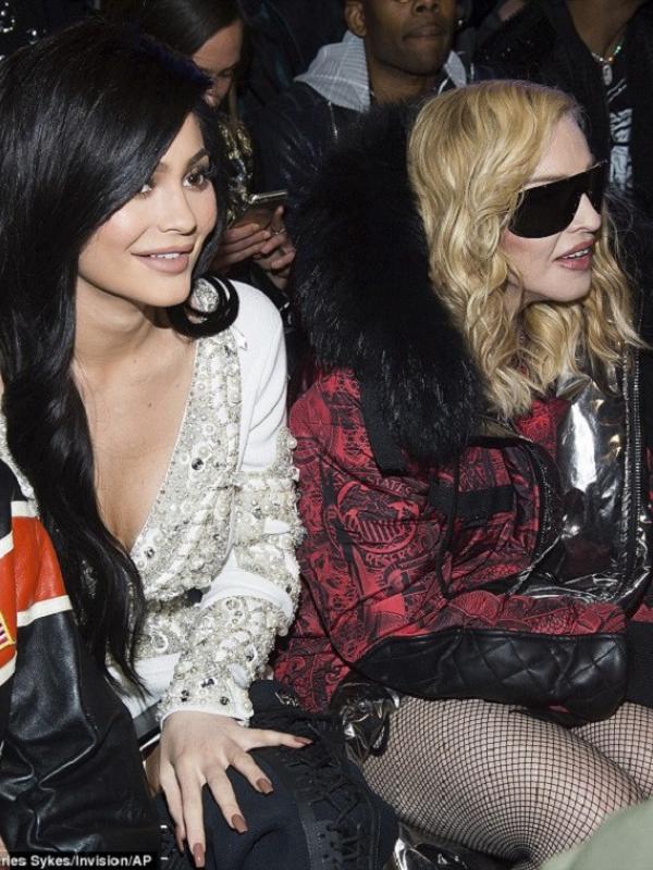 Selebritas Kylie Jenner dan penyanyi Madonna sama-sama tampil seksi saat menghadiri New York Fashion Week.
