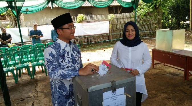 Cawagub Banten nomor urut 1, Andika Hazrumy, menggunakan hak pilihnya di Tempat Pemungutan Suara (TPS) 14, Kecamatan Cipocok Jaya, Kota Serang. (Liputan6.com/Yandhi Deslatama)