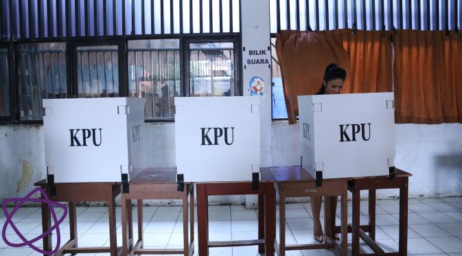 Krisdayanti merasa deg-degan saat memberikan hak suaranya di Pilkada DKI 2017. (Nurwahyunan/Bintang.com)