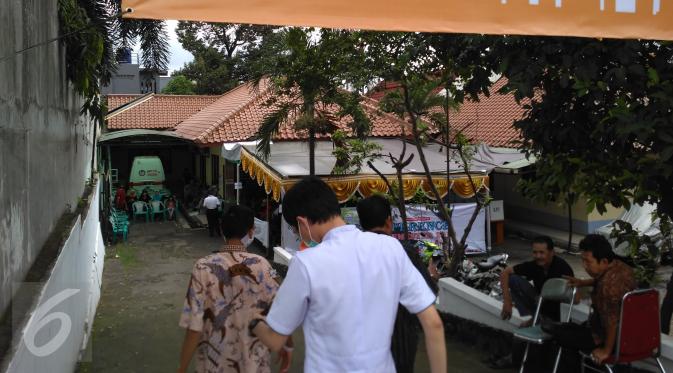 Pihak RS Pasar Rebo, Jakarta Timur, yang Ikut Menemani Eko ke TPS 25 di Kelurahan Gedong untuk mencoblos