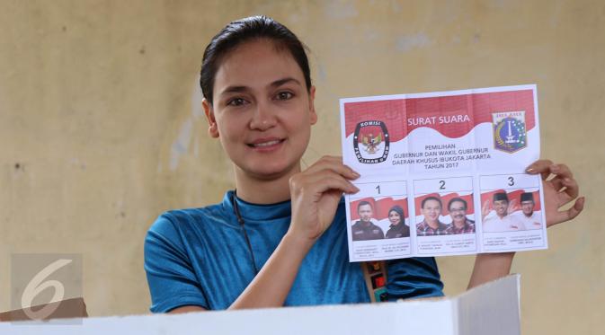 Aktris Luna Maya menunjukkan surat suara sebelum mencoblos pada Pilkada DKI 2017 di di TPS 54 Pelmampang, Jakarta, Rabu (15/2). (Liputan6.com/Herman Zakharia)