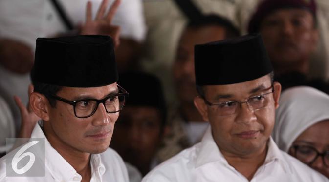Sandiaga Uno (kiri) bersama Anies Baswedan (kanan) saat memberikan keterangan di DPP Gerindra, Jakarta, Rabu (15/2). Menurut Prabowo pasangan Anies-Sandi telah berjuang setengah mati untuk memberikan hasil yang terbaik. (Liputan6.com/Faizal Fanani)
