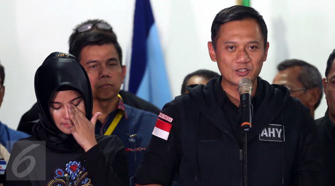 Calon Gubernur Agus Harimurti Yudhoyono didampingi istrinya saat melakukan konferensi pers di Posko Kemenangan AHY-Sylvi di Wisma Proklamasi, Jakarta, Rabu (15/2). (Liputan6.com/Johan Tallo)