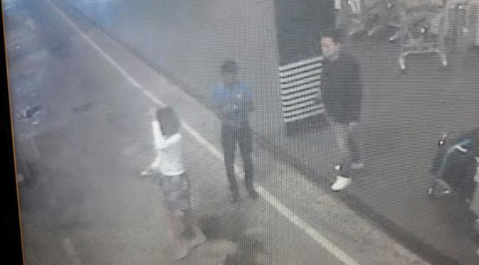 Rekaman CCTV di Bandara Kuala Lumpur, Malaysia yang dirilis pada Rabu (15/2), menunjukkan seorang wanita (kiri) diduga salah satu mata-mata Korea Utara (Korut) pembunuh kakak tiri Kim Jong-un, Kim Jong-nam, dengan semprotan racun. (Star TV via AP)