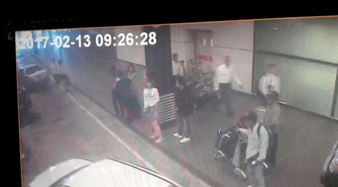 Rekaman CCTV yang dirilis pada Rabu (15/2), salah satu wanita yang diduga mata-mata Korea Utara (Korut) pembunuh kakak tiri Kim Jong-un, Kim Jong-nam, mengenakan atasan lengan panjang putih di Bandara Kuala Lumpur, Malaysia. (Star TV via AP)
