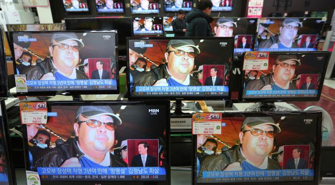 Layar TV meenunjukkan gambar kakak tiri pemimpin Korut Kim Jong-un, Kim Jong-nam, di sebuah toko elektronok Seoul, Korea Selatan, Rabu (15/2). Kim Jong-nam dilaporkan tewas setelah tubuhnya ditusuk menggunakan jarum beracun. (AP Photo/Ahn Young-joon)