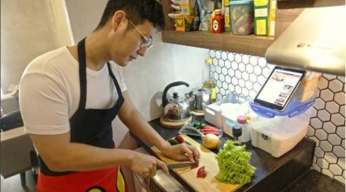 Junior Liem memasak untuk Putri Titian, dan calon bayinya (Foto: Instagram)