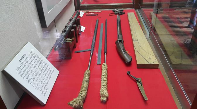 Koleksi senjata di Matsumoto Castle. (Liputan6.com/Marco Tampubolon)