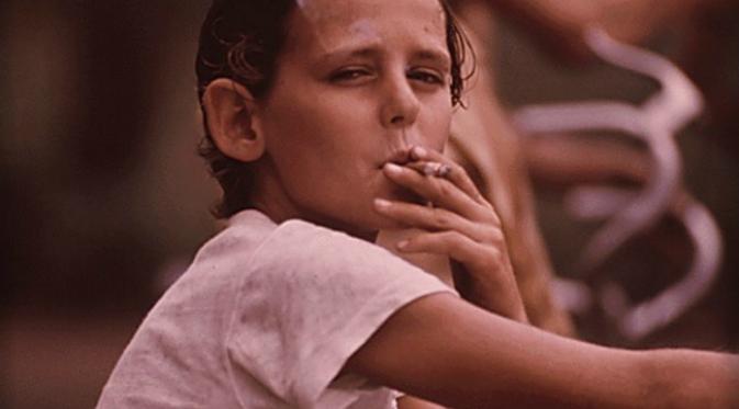 Anak lelaki merokok di Kansas City, Missouri, 1973. (National Archives/Kenneth Palk)