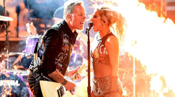Aksi James Hetfield, vokalis Metallica saat berduet dengan Lady Gaga di ajang Grammy Awards 2017. (Music Feed)