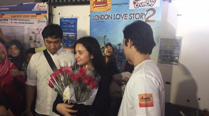 Pemain film London Love Story 2 bagi-bagi bunga dan cokelat di Hari Valentine
