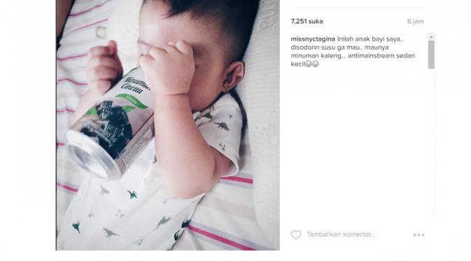 Nycta Gina beri minuman kaleng pada buah hatinya (Foto: Instagram)