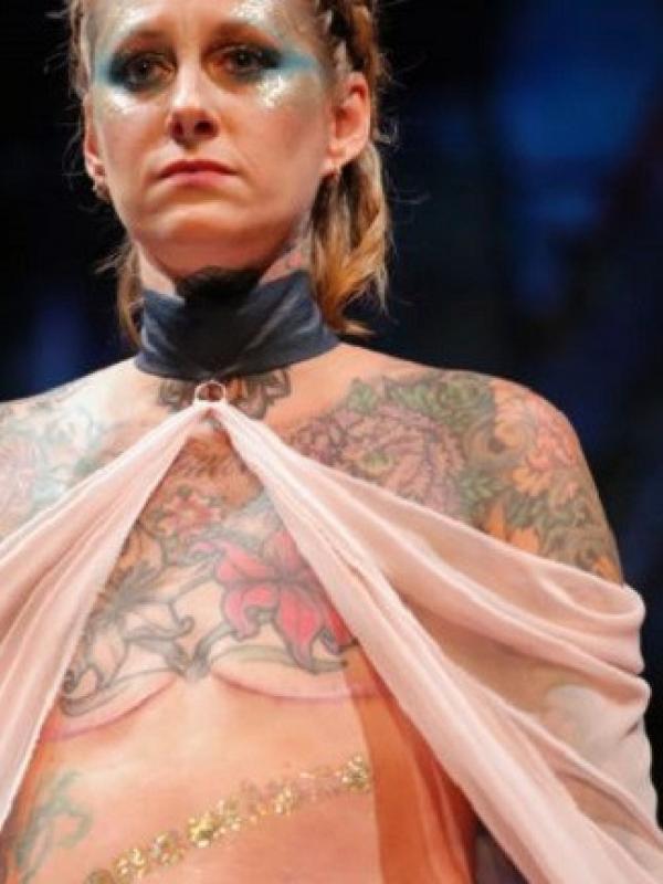Kepedulian terhadap kanker payudara ditunjukkan di panggung New York Fashion Week. 