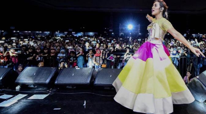 Raisa saat tampil di festival MocoSik, Yogyakarta. (Instagram)