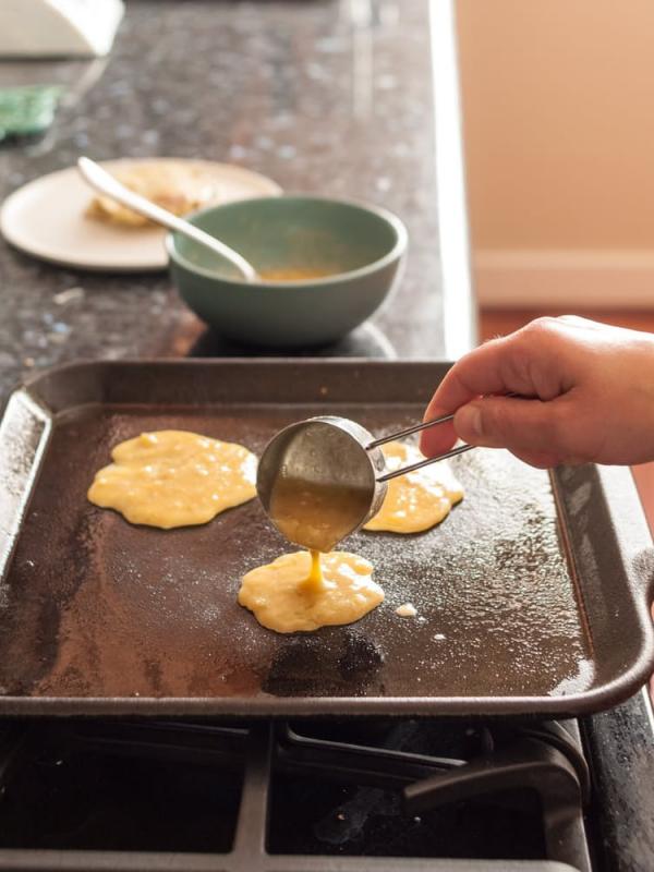 Pancake ini memiliki resep paling mudah, dengan sebuah telur dan dua buah pisang. (foto : thekitchn)