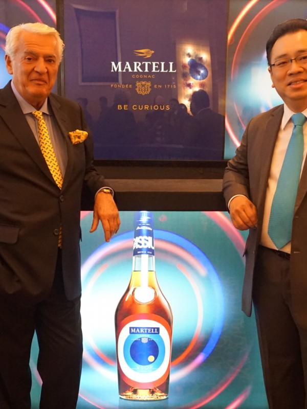Minuman gaya hidup Martell Cognac menghadirkan uniknya kehidupan malam kota Paris, Prancis di desain botol terbarunya.