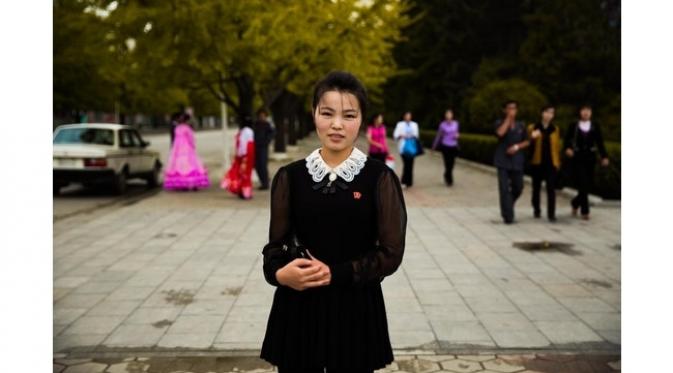 Berbeda dengan Korea Selatan, wanita Korea Utara cenderung terlihat lebih sederhana. (Foto: Popsugar.com)