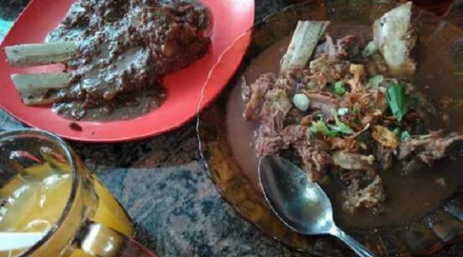 Meski berbahan daging dan tulang sapi atau kerbau, jangan khawatir dengan kadar kolesterol dalam sup konro Makassar. (Liputan6.com/Eka Hakim)