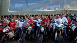 Claudio Domenicali berpose bersama para karyawan Ducati Indonesia dan komunitas.