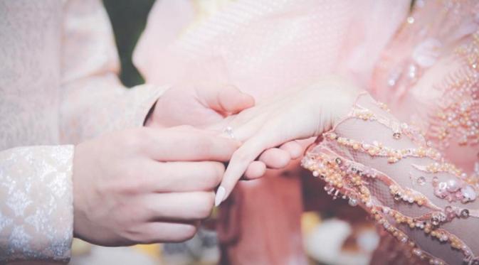 momen penyematan cincin pertunangan Rinni Wulandari, Jevin Julian banyak dipuji netizen sebagai sosok yang romantis. (Instagram @jevinjulian)