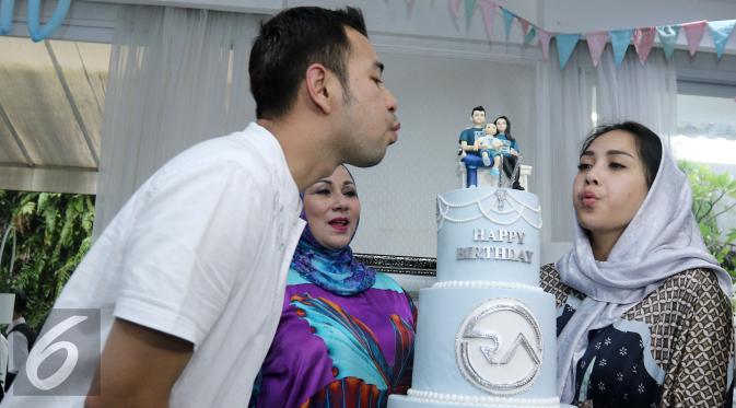 Raffi Ahmad dan Nagita Slavina saat merayakan ulang tahun di kediamannya di kawasan Cinere, Depok. Hadir pula di acara tersebut pasangan cagub dan cawagub Anies Baswedan dan Sandiaga Uno. (Herman Zakharia/Liputan6.com)