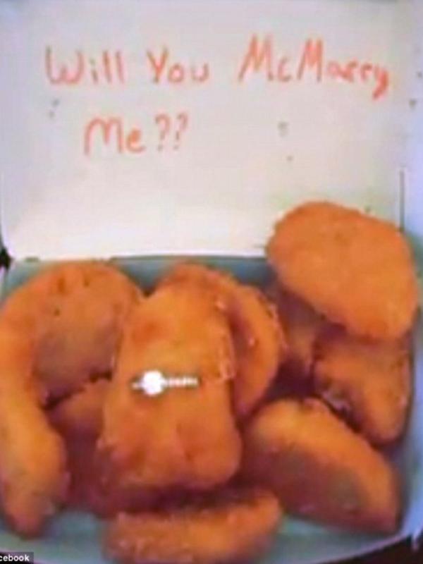 Seorang pria melamar kekasihnya dengan sekotak nugget. (Foto: dailymail,co.uk)
