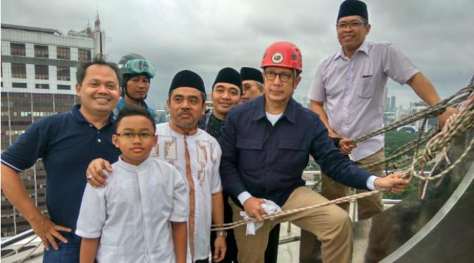 Menteri Agama Lukman Hakim Saifuddin ikut bersih-bersih Istiqlal. (Liputan6.com/ Khairur Rasyid)