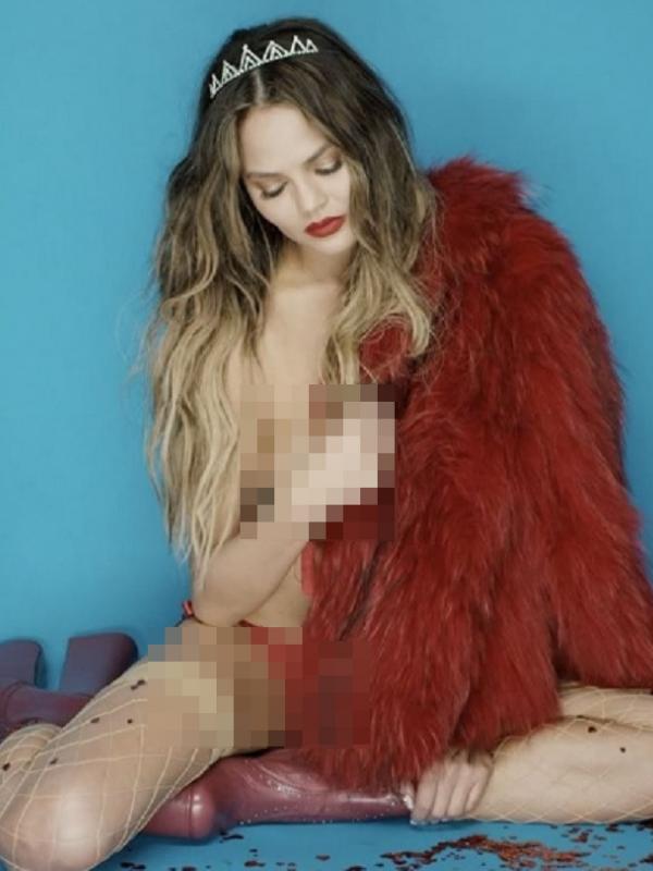 Chrissy Teigen dibanjiri kritik pedas terkait dirinya yang kerap memamerkan payudara dan bagian intim lainnya. (Instagram/chrissyteigen)