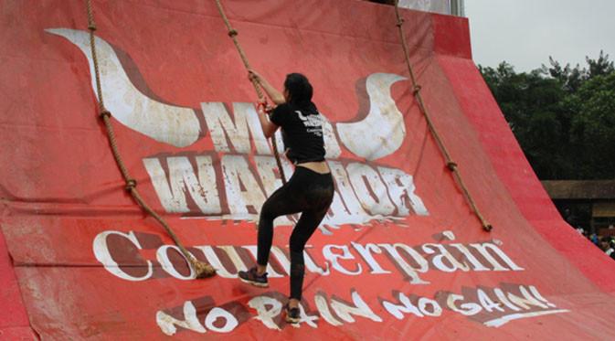  Andrea Dian mencoba menaklukkan tantangan Warrior Wall di Counterpain Mud Warrior 2017.