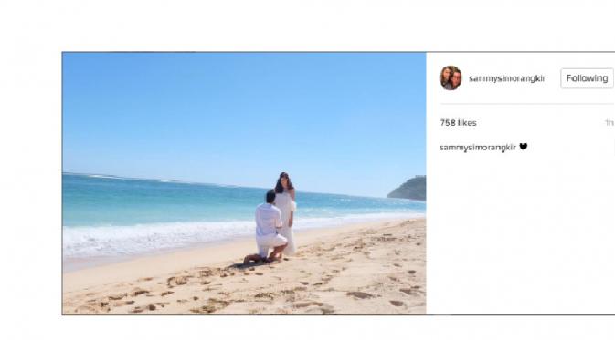 Sammy Simorangkir lamar kekasihnya di pinggir laut? (Foto: Instagram)