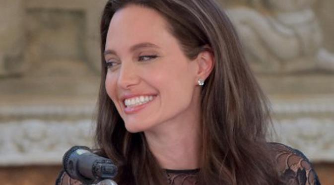 Angelina Jolie saat mengunjungi Kamboja. (AFP/Bintang.com)