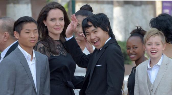 Dilaporkan dailymail.com, pada Sabtu (18/2/2017) merupakan kali pertama Angelina Jolie di depan umum dan memberikan pernyataan resmi soal perceraiannya. Bersama keenam anaknya, Jolie hadir di Siem Reap, Cambodia. (AFP/Bintang.com)