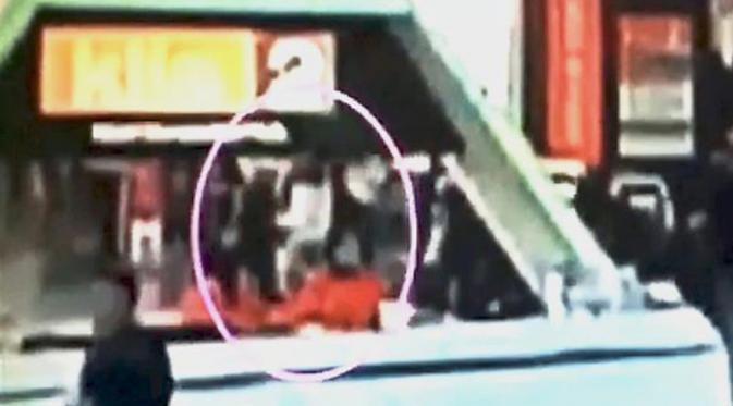 Si penyerang yang terlihat seperti Doan Thi Huong, berjalan setelah menyerang Kim Jong-nam. (Video Grab KLIA)