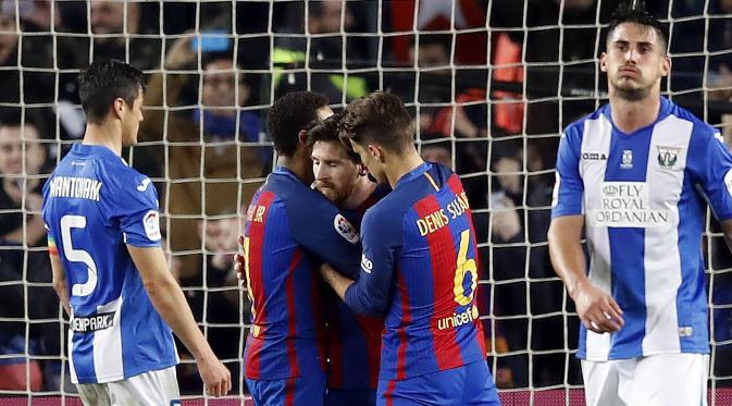 Para pemain Barcelona merayakan gol yang dicetak Lionel Messi ke gawang Leganes pada laga Liga Spanyol di Stadion Camp Nou, Spanyol, Minggu (19/2/2017). Barcelona menang 2-1 atas Leganes. (EPA/Alberto Estevez)