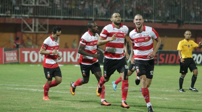 Madura United merayakan gol Luis Carlos di Piala Presiden (Liputan6.com / Musthofa Aldo)