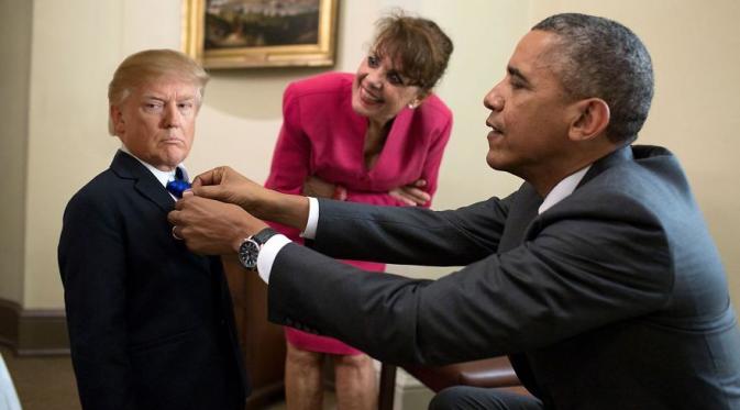 Dipasangkan dasi oleh Obama. (Via: boredpanda.com)