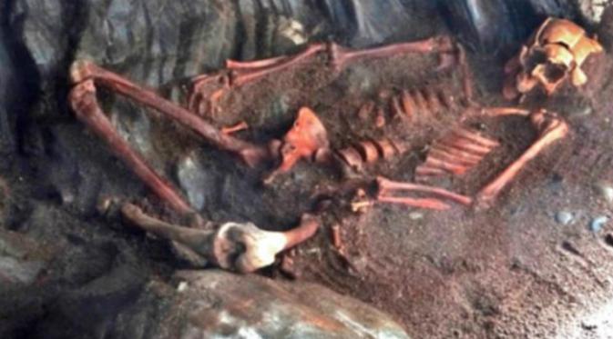 Kerangka pria berwajah tampan yang ditemukan di sebuah gua di Skotlandia (Rosemarkie Caves Project)