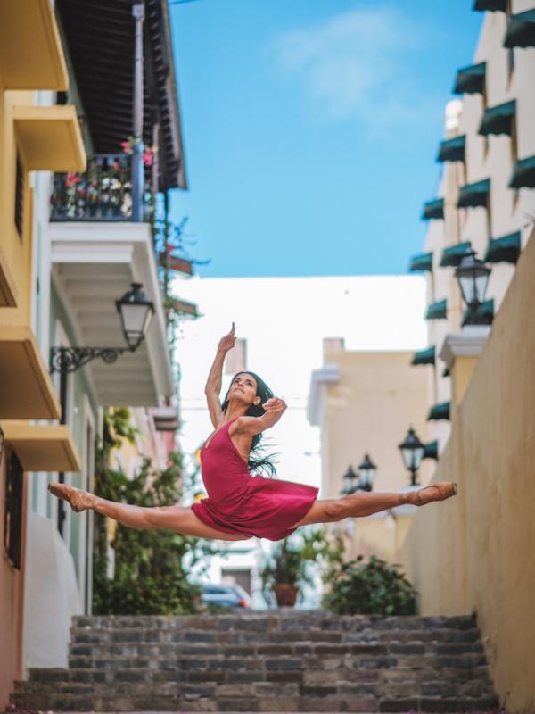 Para balerina lokal yang menari di jalanan Puerto Rico, hasil jepretan seorang fotografer bernama Omar Z. Robles. Sumber: mymodernmet.com.