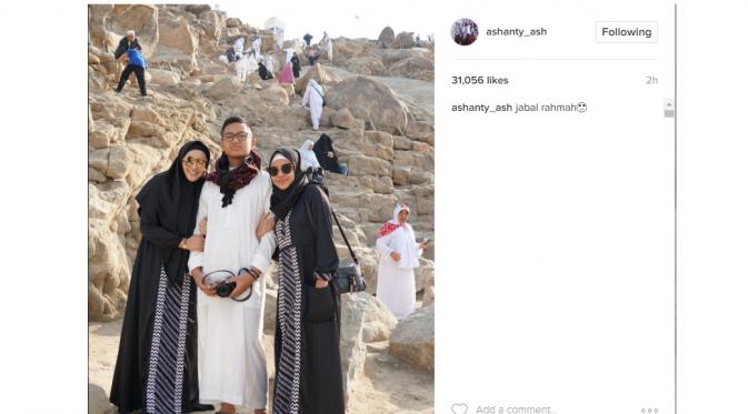 Ashanty dan Aurel berada di Jabal Rahmah (Foto: Instagram)
