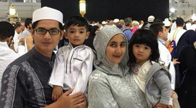 Tommy Kurniawan dan Tania Nadira bersama kedua anak mereka. (Instagram)