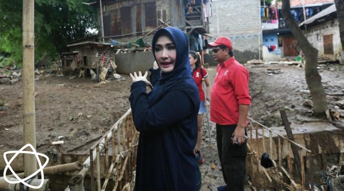 Eddies Adelia saat melakukan aksi sosial korban banjir di Bukit Duri, Jakarta Selatan (Muhamad Altaf Jauhar/Bintang.com)