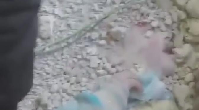 Bocah Suriah yang tertimbun puing. (Video Grab)