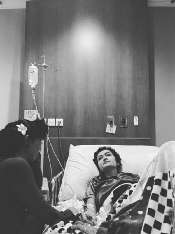  Julia Perez terbaring lemah di rumah sakit (Instagram/@juliaperrezz)