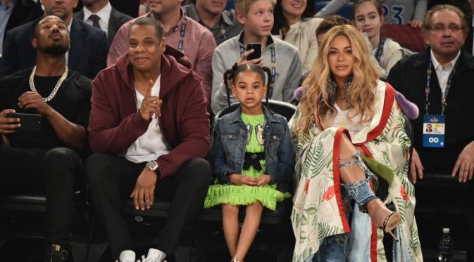 Beyonce bersama Jay-Z dan Blue Ivy menghadiri NBA All Star Games (19/2/2017). (AFP/Bintang.com)